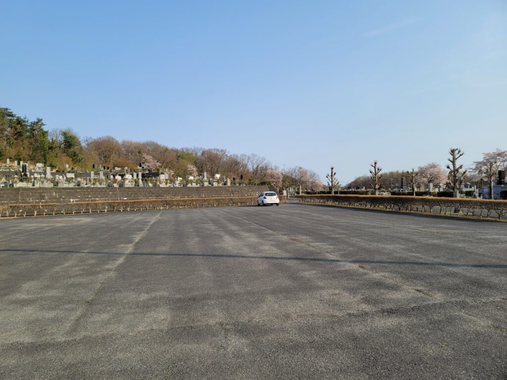 やすらぎの里 山田霊園 駐車場 管理事務所前大駐車場